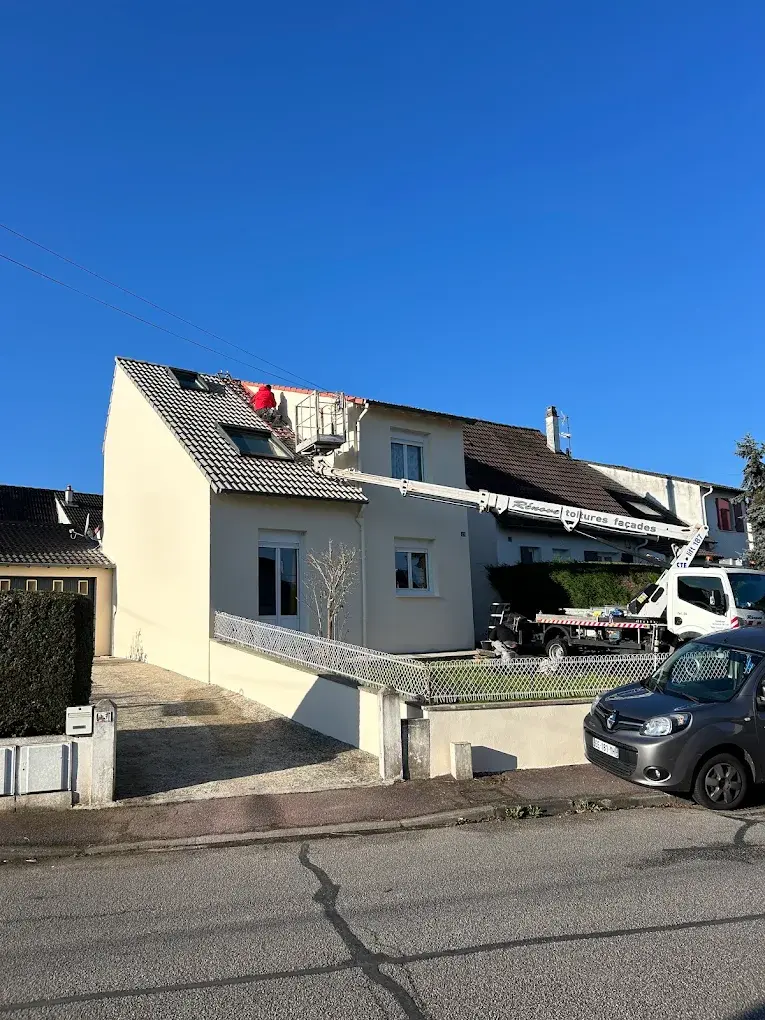 Chantier de peinture de toiture avec nacelle